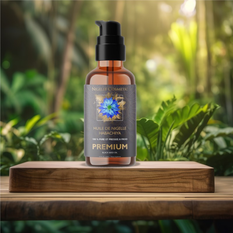 Une bouteille d'huile de nigelle de marque Nigelle Cosmetic, étiquetée 'Habachiya Premium', posée sur une planche en bois au milieu d'une forêt luxuriante avec des rayons de soleil en arrière-plan