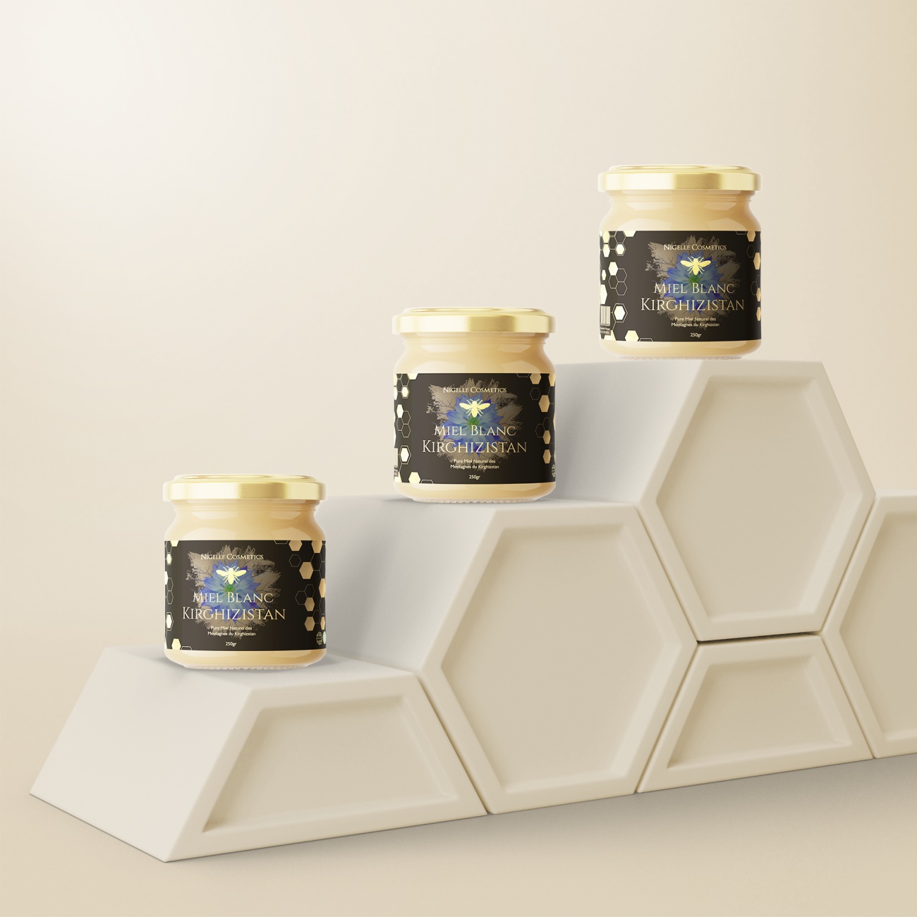 Trois pots de miel blanc du Kirghizistan sur des hexagones en relief avec un fond de couleur crème